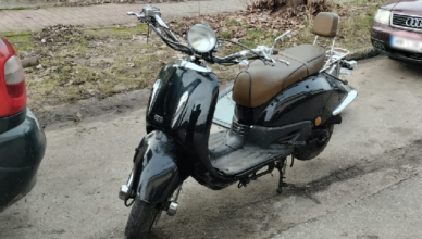 Policjanci zatrzymali go do kontroli za brak tablicy na aucie podczas gdy przewoził kradziony motorower