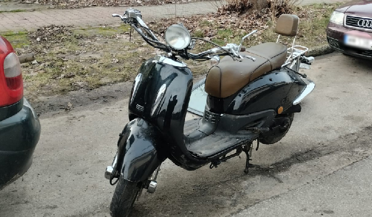 Policjanci zatrzymali go do kontroli za brak tablicy na aucie podczas gdy przewoził kradziony motorower