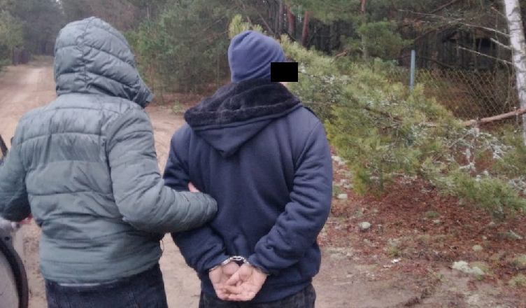 Nie chciał płacić alimentów, więc zamieszkał w środku lasu