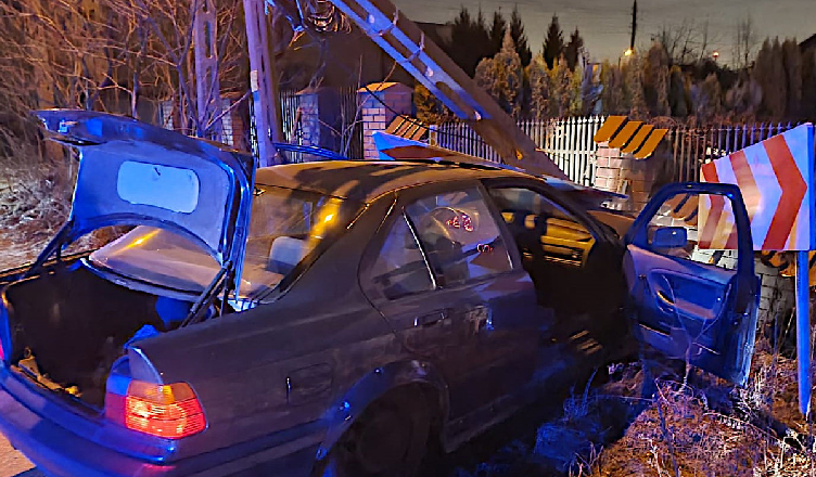 Ucieczka przed policją zakończyła się na betonowym słupie