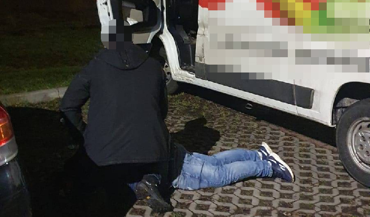 Policjanci złapali złodzieja gdy wsiadał do skradzionego samochodu