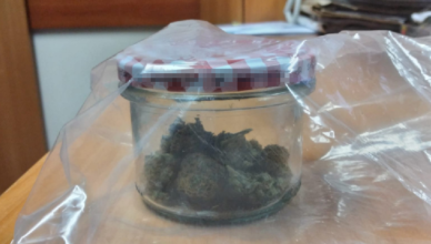 Policjanci w mieszkaniu poszukiwanej znaleźli marihuanę w słoiku