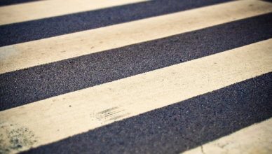 Wjechał na przejście dla pieszych, gdy znajdowała się na nim matka z dziećmi - otrzymał surową nauczkę