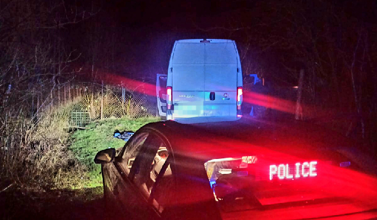 Uciekał przed policją autem, które ukradł chwilę wcześniej [wideo]