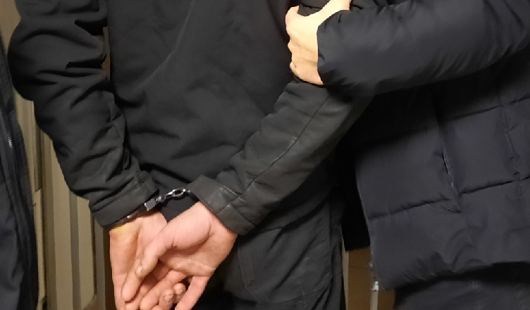 Wbrew sądowemu zakazowi nachodził swoją żonę i zwyzywał policjantów