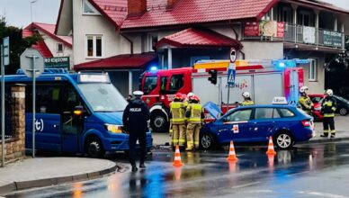 Taksówka uderzyła w autobus komunikacji podmiejskiej