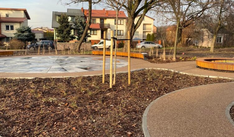 Ząbki: Skwer z fontanną po wstępnym odbiorze technicznym