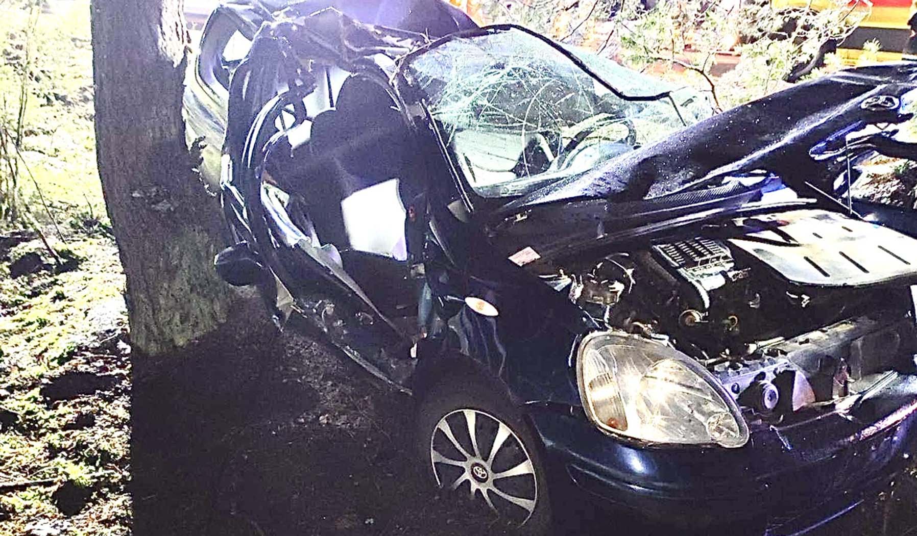 Toyota wypadła z drogi i dachowała. Strażacy „wycinali” z wraku młodą kobietę. 