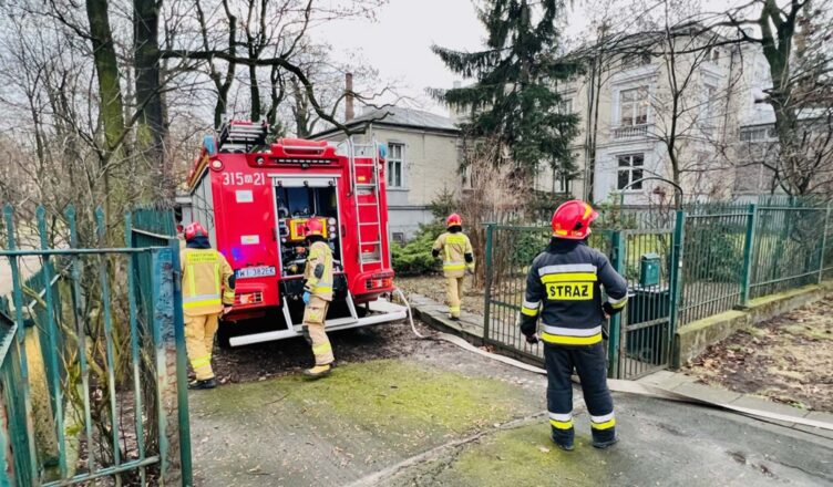 Pożar i ewakuacja uczniów w zabytkowym budynku liceum w Markach
