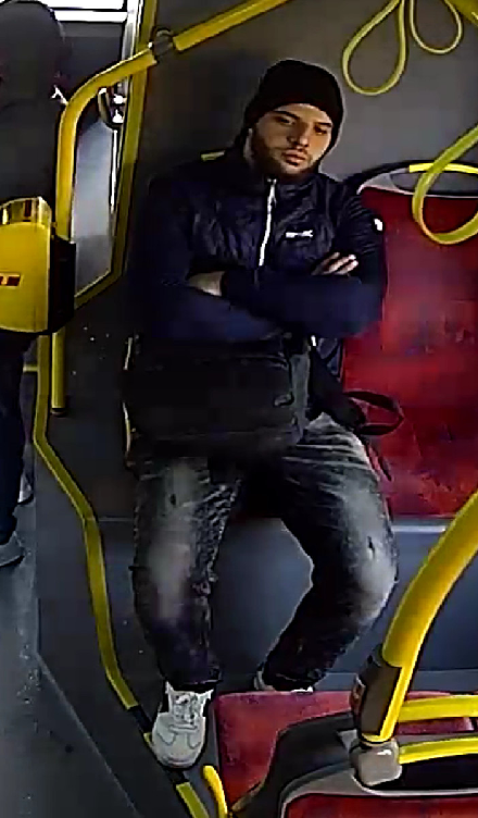 Policja poszukuję mężczyzny podejrzanego o uszkodzenie ciała kontrolerów ZTM