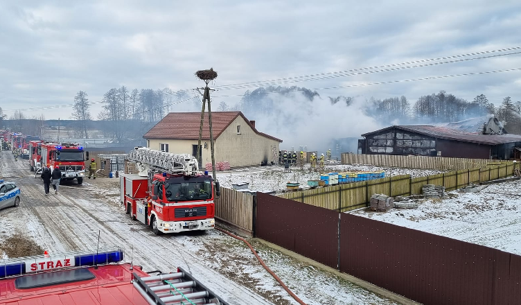 Pożar hali magazynowej w Marianowie (gm. Dąbrówka)