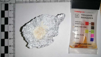 Miał przy sobie narkotyki, więc chciał przekupić policjantów - nieskutecznie