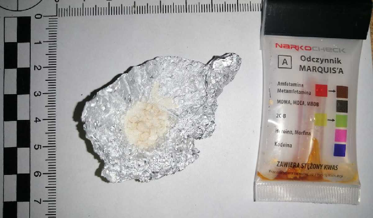 Miał przy sobie narkotyki, więc chciał przekupić policjantów - nieskutecznie