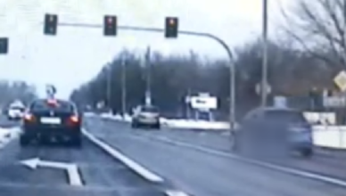 Kursant przejechał skrzyżowanie na czerwonym świetle - instruktor został ukarany mandatem [wideo]