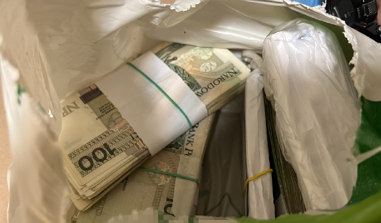 94-latek chciał pomóc policjantom - oddał oszustom ponad 652 tysiące złotych