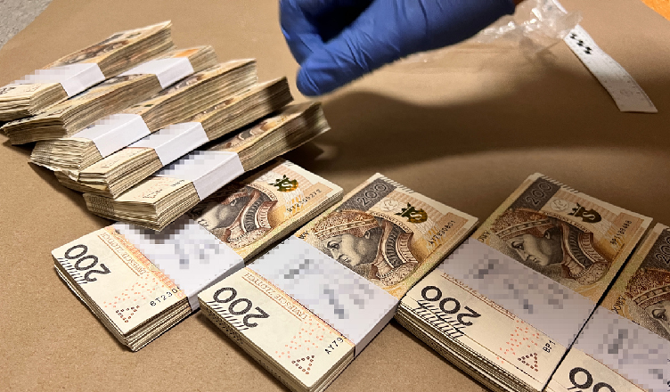 94-latek chciał pomóc policjantom - oddał oszustom ponad 652 tysiące złotych