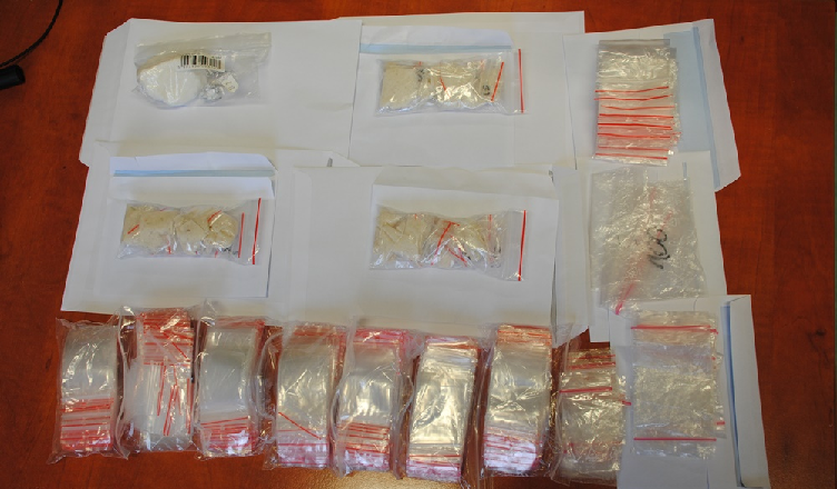 Kierowca nie miał uprawnień, a pasażer posiadał znaczną ilość narkotyków