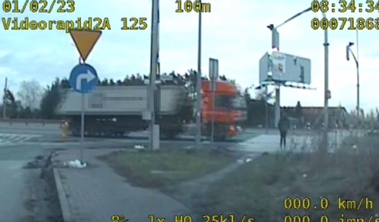 Nie zatrzymał się przed przejściem dla pieszych - wszystko nagrała policyjna kamera [wideo]