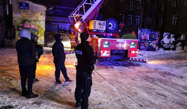 Policjanci uratowali ludzi z płonącego pustostanu