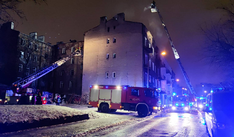 Policjanci uratowali ludzi z płonącego pustostanu