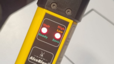 Był pijany i próbował przekonać policjantów, że wcale nie prowadził samochodu