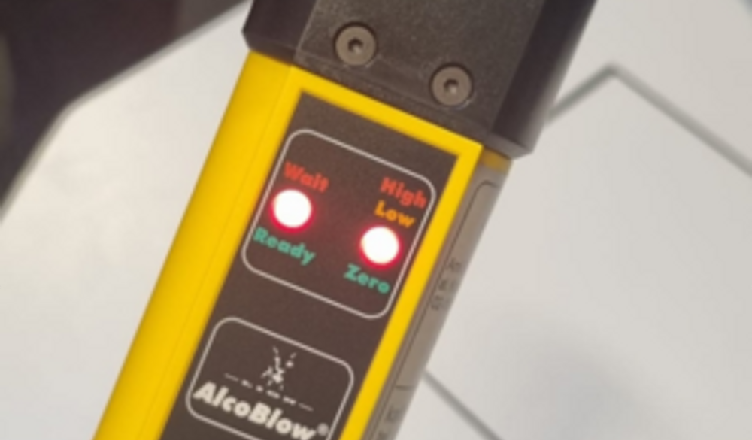 Był pijany i próbował przekonać policjantów, że wcale nie prowadził samochodu