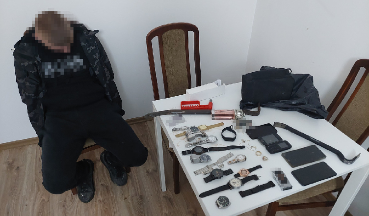 Policja złapała mężczyzn którzy włamywali się do podwarszawskich domów