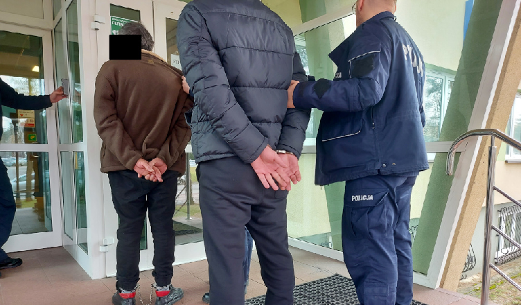 Policjanci zatrzymali trzech obywateli Gruzji podejrzanych o włamanie do pojazdu i kradzież 20 tys. złotych [wideo]