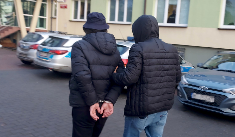 Policjanci zatrzymali trzech obywateli Gruzji podejrzanych o włamanie do pojazdu i kradzież 20 tys. złotych [wideo]