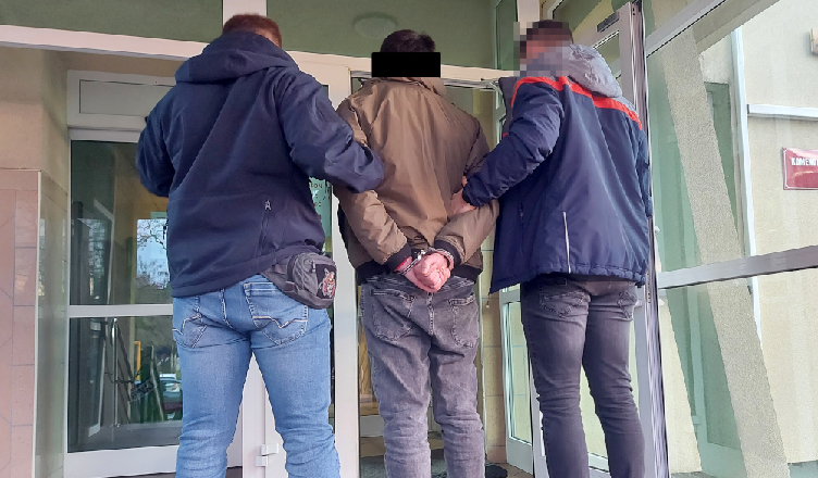 Policjanci zatrzymali trzech obywateli Gruzji podejrzanych o włamanie do pojazdu i kradzież 20 tys. złotych [wideo]