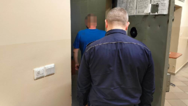 Zaatakowali pracownika ochrony z powodu butelki wódki