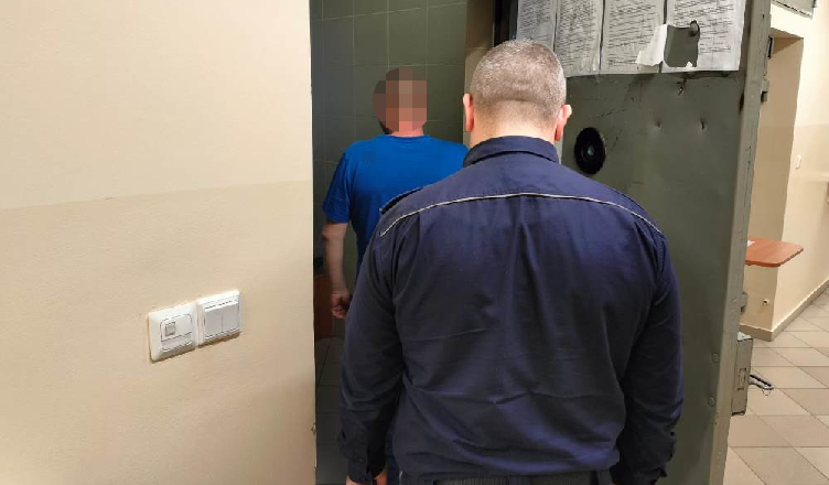 Zaatakowali pracownika ochrony z powodu butelki wódki