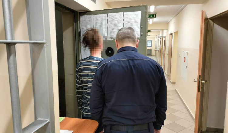 Zaatakowali pracownika ochrony z powodu butelki wódki