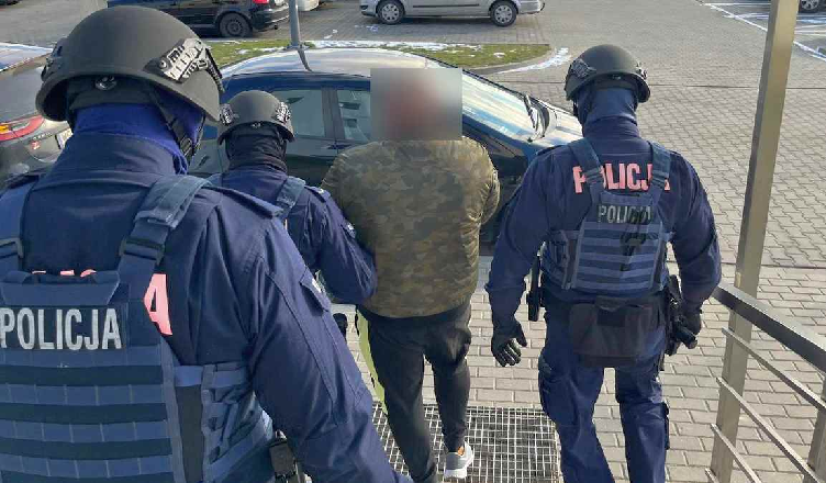 Mazowieccy policjanci rozbili grupę handlującą bronią i narkotykami [wideo]