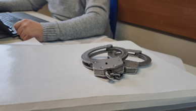 Ukradł od taksówkarza sto złotych, papierosy i czapkę