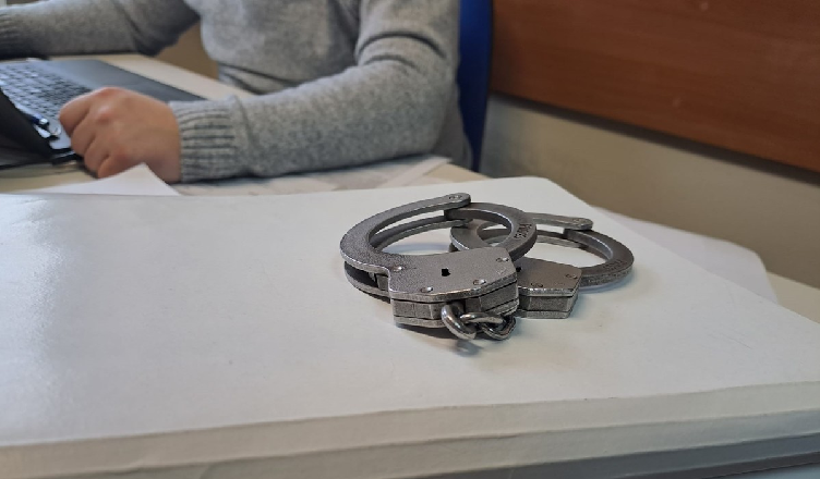 Ukradł od taksówkarza sto złotych, papierosy i czapkę