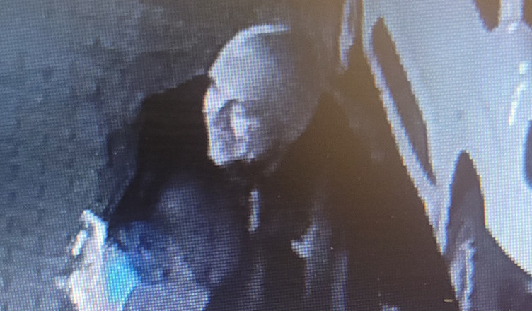 Kradzież z włamaniem do pojazdu - Policja poszukuje sprawcy