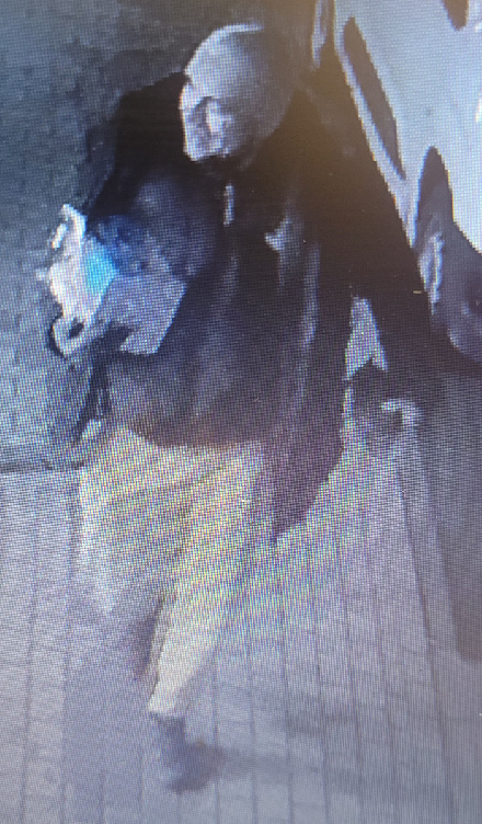 Kradzież z włamaniem do pojazdu - Policja poszukuje sprawcy