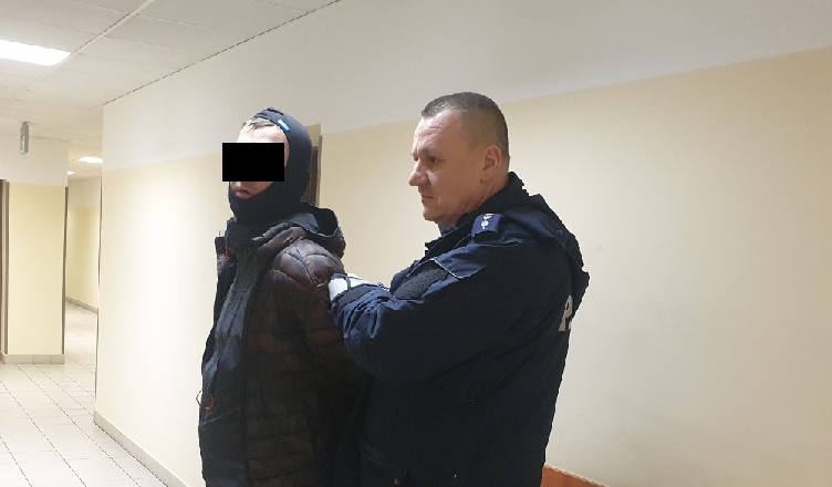 Po pijaku obrzucił budynek kamieniami i wybił szyby - był poszukiwany przez policję