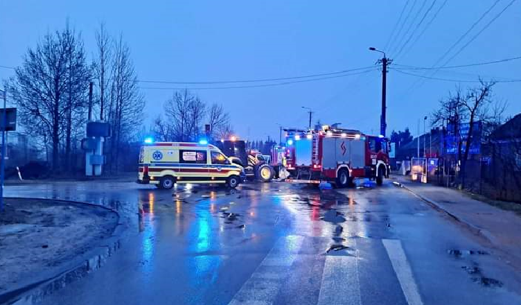 Zderzenie samochodu osobowego z koparką