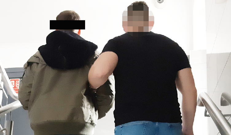 Paser ukrył się przed policją w piwnicy