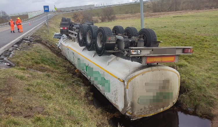 Cysterna w rowie na S8 - utrudnienia w ruchu pod Wyszkowem