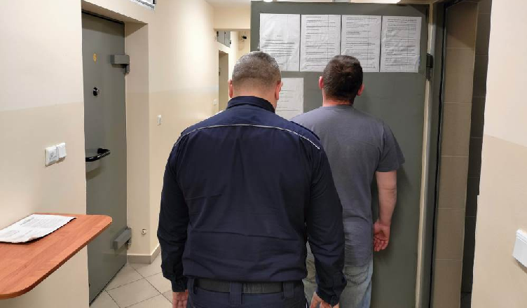 Dwóch mężczyzn ruszyło "na odsiecz" agresywnemu 51-latkowi, którego zatrzymywali policjanci - cała trójka stanie przed sądem 