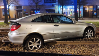 Pijany 26-latek "zaparkował" auto na torowisku