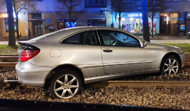 Pijany 26-latek "zaparkował" auto na torowisku