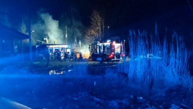 Policjanci pomogli mężczyźnie wydostać się z płonącego domu