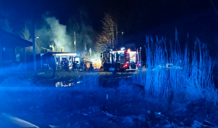 Policjanci pomogli mężczyźnie wydostać się z płonącego domu