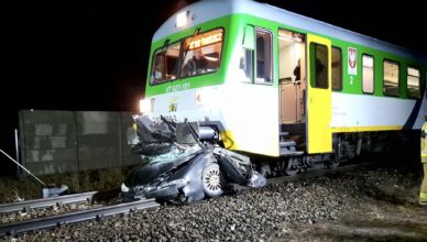 Koszmarny wypadek na przejeździe kolejowym. Pociąg zmiażdżył osobówkę