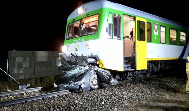 Koszmarny wypadek na przejeździe kolejowym. Pociąg zmiażdżył osobówkę