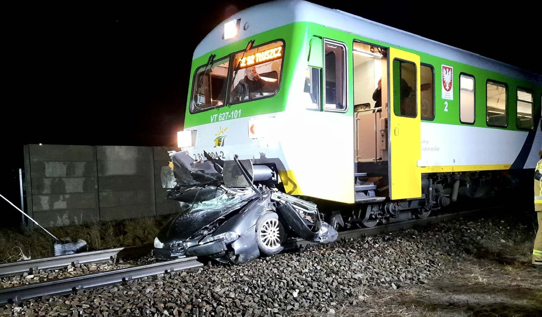 Koszmarny wypadek na przejeździe kolejowym. Pociąg zmiażdżył osobówkę